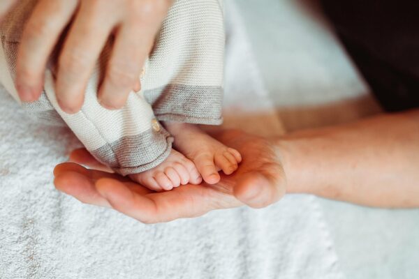 Osteopathische Behandlung der Füße eines Babies